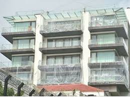 Mannat Srk House Shah Rukh Khan Covers His House Mannat With Plastic Sheets Photos Go Viral On Social Media Trending Viral News Pics of mannat covered with plastic sheets are viral.