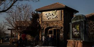 Apr 06, 2021 · the red lobster olive garden bo restaurants are closing it s about time food republic darden closes dining rooms at all restaurants in response to coronavirus pandemic birmingham olive garden restaurant closing permanently olive garden is changing but only because it can fsr in may 2020, the owner of the sweet tomatoes and. Olive Garden S Owner Reports Sales Plunge As Coronavirus Spreads Wsj