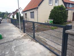 Bau Doppelstabgittermattenzaun In 2020 Zaunbau Zaun Gartentor