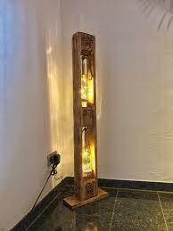 Diese Stehlampe Wurde Aus Einer Europalette Erstellt Beleuchtung Wurde Mit Led S In 2 Flaschen Realisiert Stehlampe Holz Lampe Aus Flaschen Lampen