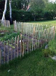 Indhegning Af Kokkenhaven Med Kastanjehegn Rustic Garden Fence Backyard Garden Roof Garden Design