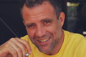 Έχει τελειώσει τη δραματική σχολή του θεάτρου τέχνης. Pasxalhs Tsaroyxas Albanoi Eimai Sxedon O E8nikos Toys Hrwas Vid Alphafreepress Gr