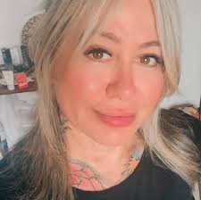 Em 2005, o bilionário sueco Johan Eliasch comprou cerca de 400 mil acres da  floresta amazônica adquirindo uma empresa madeireira que possuía as terras.  Em vez de continuar com as operações, ele