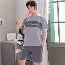 Las camisetas básicas de manga corta no pueden faltar en ningún armario, es una prenda imprescindible durante todo el año para ayudarte a crear multitud de looks tanto para el día a día como para ocasiones más especiales. Conjunto De Pijama De Algodon Con Cuello Redondo Para Hombre Ropa De Dormir Con Pantalones Cortos De Manga Corta Y L 4xl De Talla Grande Novedad Bestdealplus