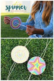 Weitere ideen zu basteln mit kindern sommer, bastelideen, basteln. Diy Paper Spinner For Endless Fun Make And Takes Einfache Handarbeiten Fur Kinder Basteln Mit Teenager Sommerliche Bastelarbeiten