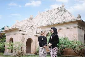 Pakaian adat sendiri biasanya erat dikaitkan dengan wilayah geografis maupun periode waktu dalam sejarah. 10 Spot Foto Prewedding Indoor Ala Indonesia Banget 2021
