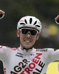 Ben O'Connor comes in from the cold to press Tadej Pogacar