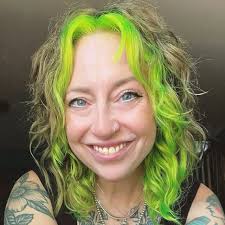 These clips are 16 months apart. I filmed this white shark 16 months ago  just after a boat propeller smashed through its dorsal fin. And here is the  healing process as of