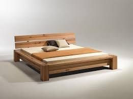 Kamar tidur rumah kayu ini mengusung tempat tidur yang tinggi dan juga pintu akses keluar masuk yang rendah. 52 Dipan Minimalis Dari Kayu Konsep Terkini