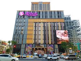 高雄人引頸期盼新百貨賣場來了!這座位於北高雄鼓山區的新型百貨「義享天地」，共分成 a 、 b 兩館， a 館結合商場及酒店，正在興建中的 b 館，則是商場、數位影城及商辦，兩館共斥資高達 370 億，企圖打造南台灣的新購物天地。 a 館「義享時尚廣場」將於 3/20 試營運，約有 308 櫃品牌，其中餐. Fy Uujmh5pnxzm