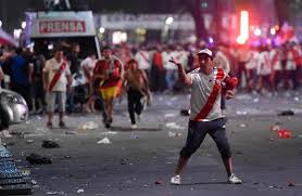 Former boca juniors and river plate striker gabriel batistuta called the attacks shameful. River Plate Fans Clash With Riot Police In Violent Scenes On Streets Of Argentina After Copa Libertadores Final Win Over Rivals Boca Juniors