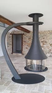 Cheminee Zelia Centrale Suspendue Sur Potence A Arbonne By L Atelier Du Feu Cheminees Et Poeles Bayonne Anglet Biarrit Cheminee Design Cheminee Foyer Exterieur