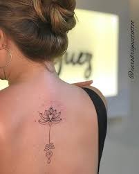 60 InspiracÅes Para Tatuagens Femininas Nas Costas Eu Total Agora, nao e porque o espaco e relativamente imenso que voce precise fazer uma tatuagem grande e cheio de detalhes, algo delicado e ate mesmo como uma escrita no meio da coluna ja ficara um charme e. para tatuagens femininas nas costas