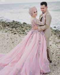 Baju adat khas gorontalo, bili'u, kembali viral di jejaring medsos. Kebaya Indonesia Pink Di 2021 Baju Pengantin Pengantin Rok Tile