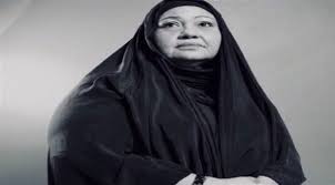 تزوجت للمرة الأولى في سن السادسة عشر من رجل كويتي، وورزقا بابنتهما الأولى «منى» في السعودية بسبب الغزو العراقي للكويت ثم عادت إلى الكويت وانفصلت واستكملت. 8 Poyt9zeuczgm