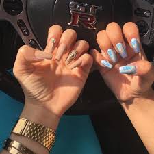 Queen's christmas tree is decorated in tiny crowns. Acrylic Nails Kylie Jenner New Expression Nails