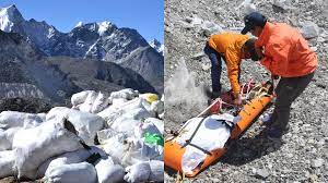 It is located between nepal and tibet, an autonomous region of china. Der Everest Schmilzt Und Legt Tonnenweise Mull Und Leichen Frei