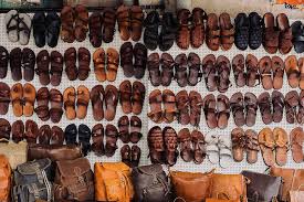 La conversation dévie alors sur la comparaison entre pain industriel et pain artisanal. Le Travail Artisanal Du Cuir Au Maroc Villas Marrakech