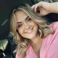 Kelly Burroughs's Instagram, Twitter & Facebook