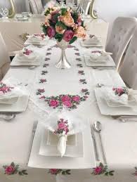 Masa Ortusu Takimi 12 Kisilik 26 Parca Dort Gullu Kanavice Desenli Dantelli Krem Kanavice Kurdele Isi Elde Nakis