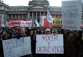 Íconos porteños iluminados para celebrar los 10 años del matrimonio igualitario. La Ley De Matrimonio Igualitario Tambien Reconocio Que Estabamos Vivos Lo Investigamos