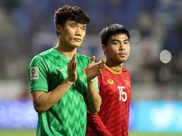 Ngay khi bức ảnh cầu thủ bùi tiến dũng 6 mũi trên sân cỏ được lưu truyền rần rần mạng xã hội, vợ bùi tiến dũng là khánh linh đã có hành động đánh dấu chủ chỉ bằng 2 từ ngắn ngủi viết ngay trên bức ảnh khoe 6 múi ướt đẫm của bùi tiến dũng, bà xã chàng cầu thủ đã khiến nhiều người bật cười. He Lá»™ Má»©c LÆ°Æ¡ng Khá»§ng Cá»§a Bui Tiáº¿n DÅ©ng Táº¡i Ha Ná»™i Fc Bong Ä'a