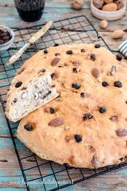 I panini con uvetta, infatti, rappresentano uno spuntino delizioso della tradizione lombarda e, per la fai rinvenire l'uvetta in acqua. Pane All Uvetta E Frutta Secca La Ricetta Facile Per Un Pane Morbidissimo