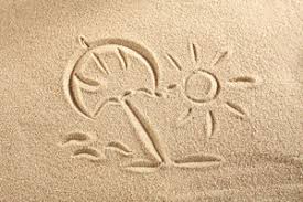 Im hintergrund sieht man das meer, dessen sanfte wellen am strand auslaufen. Urlaub Charisma Kosmetik Nagelstudio