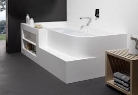 Corian badewanne rexa design badewannen waschbecken und waschtische aus badewanne unico libro aus corian in glacier white mit integrierten ablagefächern in 9 standard abmessungen oder. Stilvolle Badewannen Aus Corian Individuell Langlebig Whirlsystem Erweiterbar Eckbadewanne Badewanne Familienbad