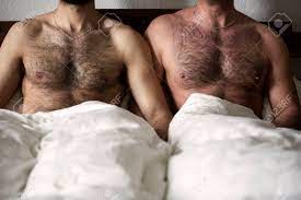 Nahaufnahme Von Zwei Nackten Männern Mit Behaarte Brust Im Bett Lizenzfreie  Fotos, Bilder und Stock Fotografie. Image 79877031.