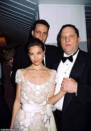 De zaak start op 28 januari 2020 bij de rechtbank van los angeles, schrijft deadline. Judge Decides Ashley Judd Can Sue Harvey Weinstein For Sexual Harassment After Actress Wins Appeal Fr24 News English