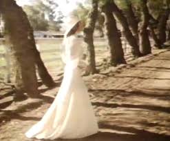 Certains sont allés jusqu'à rechercher la robe sur. La Robe Blanche De Pamela Lucy Dayrone