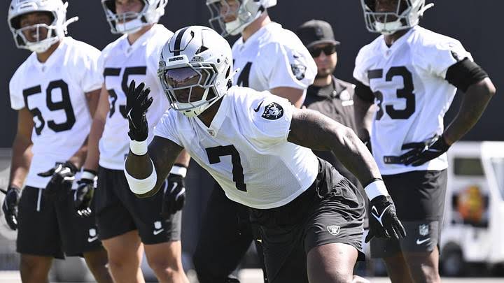 Linebacker Quay Walker in hybrid defensive formation, do AI tạo