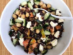 250g riso venere, 200g feta a dadini, 400g anguria a cubetti, 20ml succo di limone, 45ml olio, 4 foglioline di menta fresca, sale, pepe. Insalata Greca Con Riso Venere E Ceci Thegoodkitchen