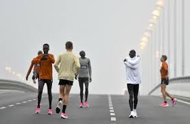 On saturday, we reported that eliud kipchoge of kenya had broken a world record running a marathon in two hours. Auf Fetter Sohle Wie Nike Lauf Asse Wie Eliud Kipchoge Beschleunigt Kurier At