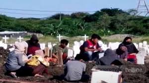 Jawa timur sendiri adalah sebuah provinsi di bagian timur pulau jawa. Nekat Mandikan Jenazah Covid 19 Saat Hamil Ibu Muda Di Surabaya Positif Virus Corona Suami Ditahan Halaman All Surya