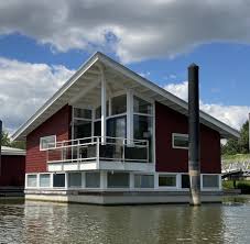 Schwimmende Luxus Maasvilla Mit Bootsanleger In 2020 Villa Ferienhaus Schwimmen