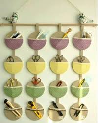 Geri̇ dönüşüm yapilir etrafınıza bir bakın, eski havlular, tuvalet kağıdı ruloları, poşeyler, pet şişeler, kırık pastel boyalar, boş kaplar ve eski kıyafetler… basit birkaç adımla yeni kıyafetler yapmak se çok kolay bir iş. Kendin Yap Projelerim Panosundaki Pin