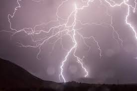 Mi sembra appropriato mostrare i lavori di questa artista proprio in questo periodo dell'anno. Hoe Meet Je De Afstand Van Onweer Het Weer Magazine