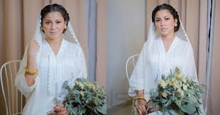 Pakaian pengantin perempuan pada upacara akad nikah adalah baju kebaya laboh atau baju kurung teluk. Tolak Dress Moden Kaka Azraff Pilih Sarung Kebaya Angkat Tema Melayu Klasik Di Majlis Pernikahan Cantik Hijabista