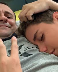 Dizendo estar ali como mãe e não como cantora, ela falou de maneira corajosa sobre a morte do filho de 16 anos, no mesmo dia. Telba5nsqljf9m