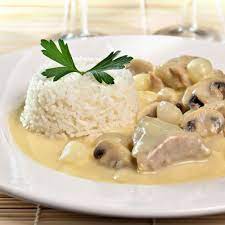 Épluchez l'ail, l'oignon, l'échalote et la carotte. Recette Blanquette De Veau Maison Marie Claire