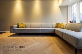 grijze bank op een visgraatvloer thuisdecoratie visgraat vloeren visgraat vloer