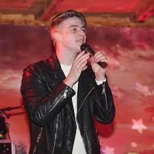 We can accommodate your event requirements from a solo artist, duo/trio to a full band. Vincent Gross Promiflash De