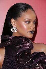 Rihanna Attends The Ocean S 8 World Premiere At Alice Tully Hall On June 5 2018 In New York City Rihanna Rihanna Looks Fenty Beauty