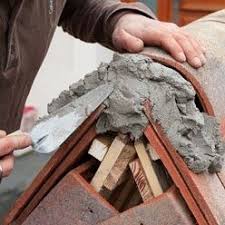 Installer Un Faitage Scelle Sur Un Toit De Tuiles Tuiles Toiture Tuile Toit