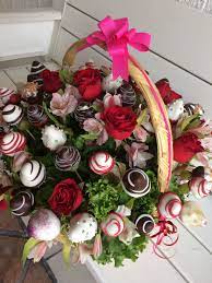 But milk chocolate and white chocolate also works too. Pin By Mariana Aviz On Biochocoli Chocolate Covered Strawberries Chocolate Covered Strawberries Bouquet Christmas Gift Baskets Diy