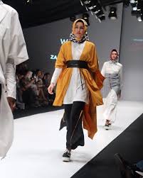 Enggak, enggak, aku memang sengaja, aku takutnya kalau misalnya ketahuan aku yang beli entar takut enggak enak, ujar ussy. 5 Busana Ready To Wear Zaskia Sungkar Penuh Warna Di Jfw 2018 Fashion Fimela Com