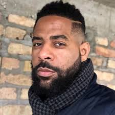 Tienes que empezar a leer las noticias extranjeras. Puedes traducir los  idiomas.