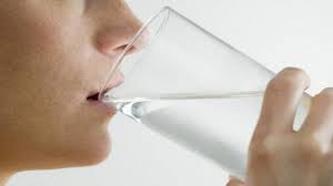 Penelitian ini dilakukan dengan meningkatkan asupan air putih lebih dari 1 liter per hari selama 12 bulan. Minum Air Hangat Lebih Cepat Turunkan Berat Badan Benarkah